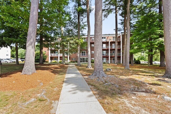 Building Photo - 46 Greentree Ln