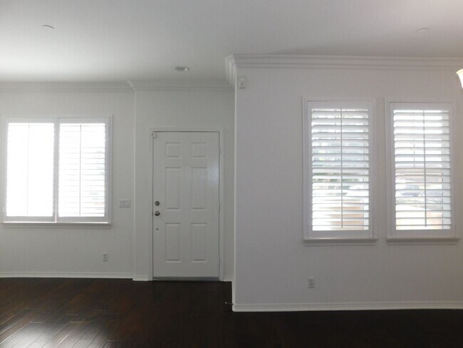 Building Photo - Beautiful 4 bed, 2.5 bath unit in Orange.