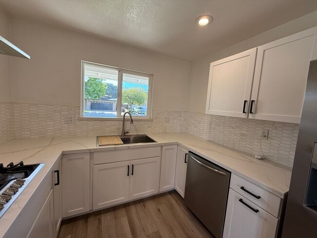 Building Photo - Updated 3-bedroom single story in Oakdale!