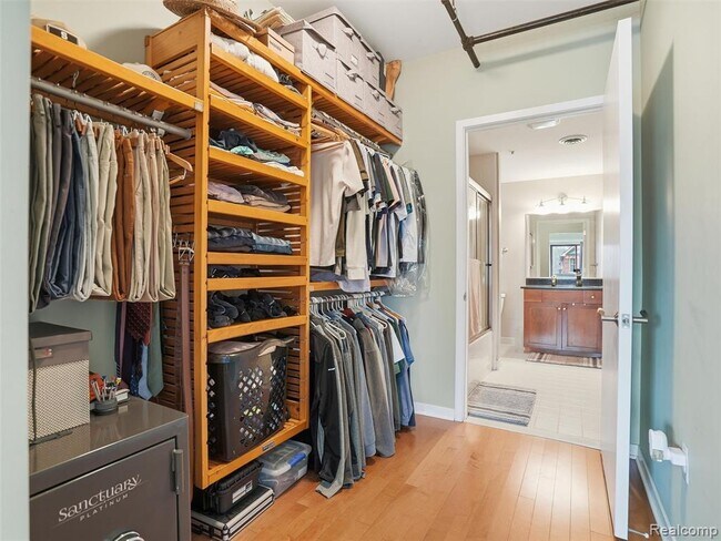 Building Photo - 610 S Troy St