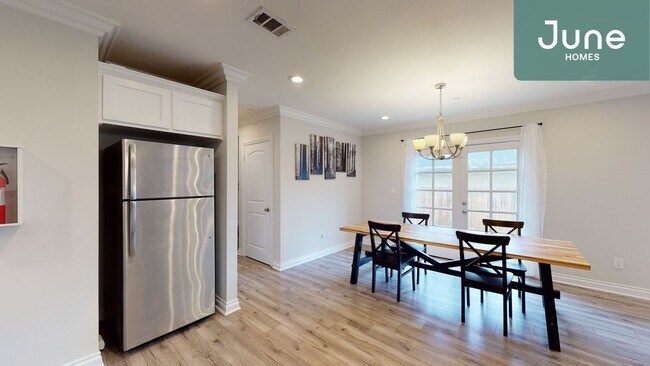 Building Photo - ROOM ONLY in 4-bed/3.0-bath Home