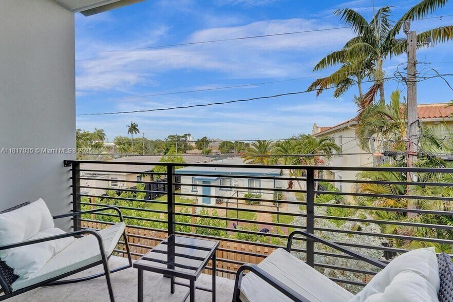 Building Photo - 1101 NE 16th Ter