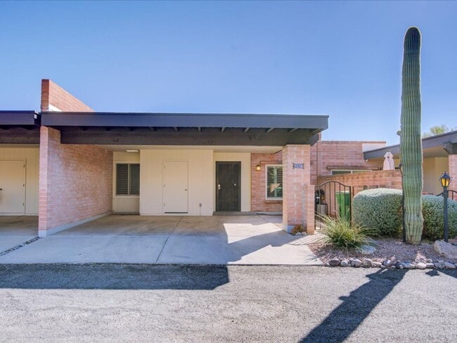 Building Photo - 5526 N Arroyo Grande Dr