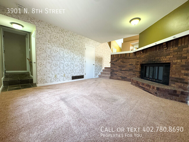 Building Photo - Fully remodeled townhome for rent!