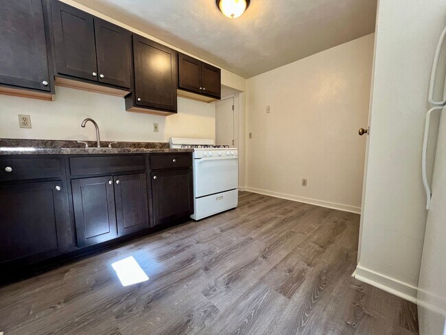 Building Photo - Large 1 BR Apartment in Lovely South Oakla...