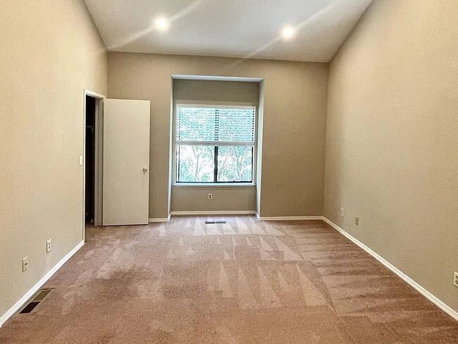 Building Photo - "Charming 2-Bed, 2-Bath Retreat in the Heart of Santa Clara!"