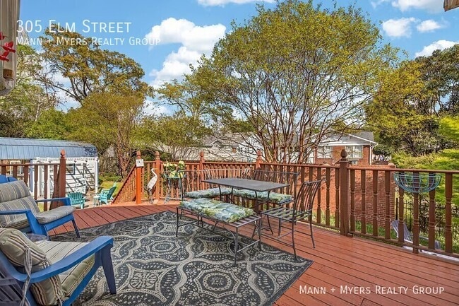 Building Photo - 305 Elm St