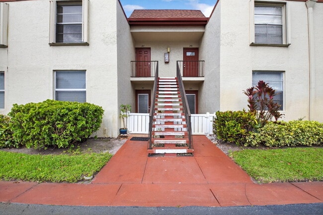 Building Photo - 10 Willowbrook Ln