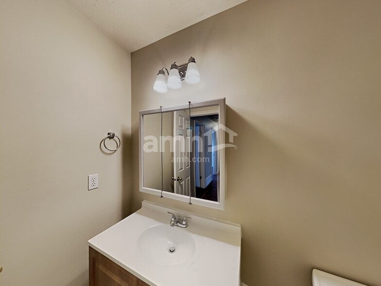 Building Photo - 568 S 925 E