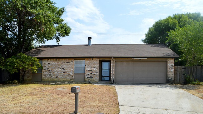 Building Photo - Great Location in West Fort Worth