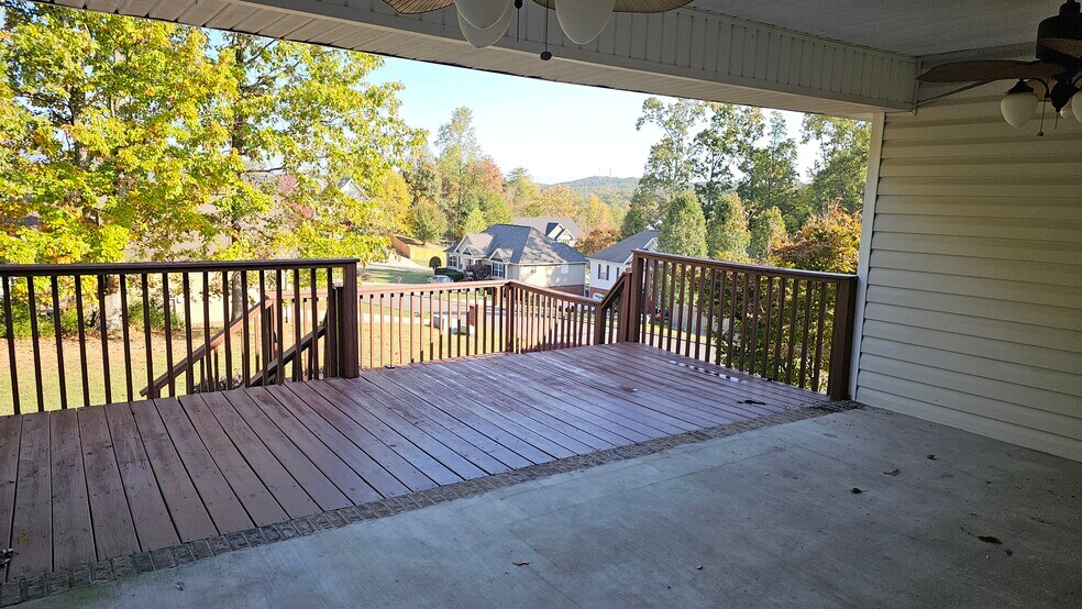 Building Photo - 646 Hidden Oaks Dr