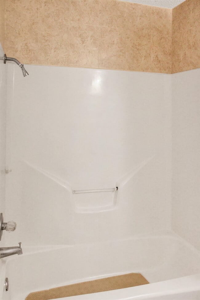 Building Photo - 1405 Reagan Dr