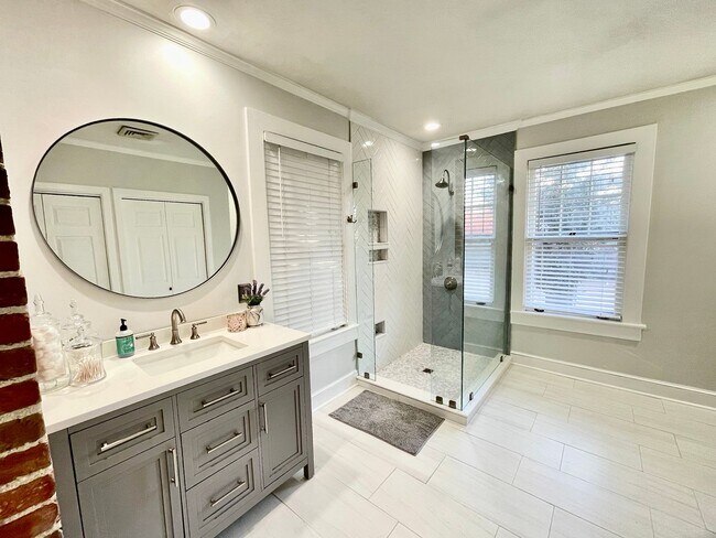 Building Photo - Charming Larchmont 4 Bedroom - 2 Sun Rooms...