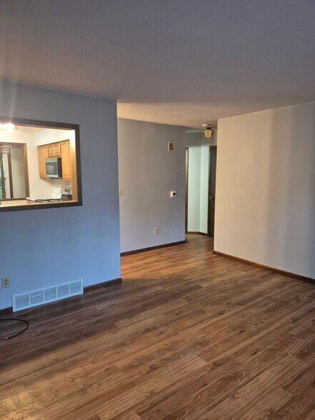 Building Photo - 1205 Parkview Dr