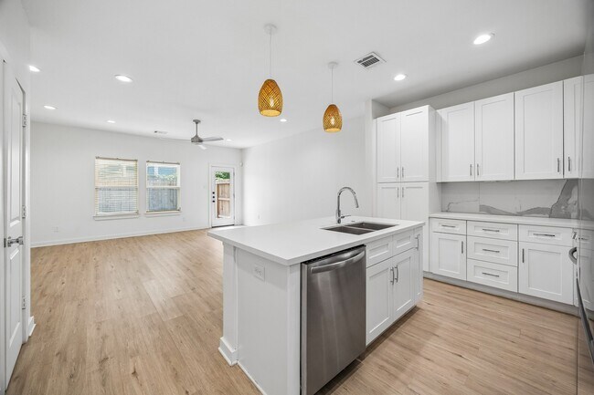 Building Photo - 5710 Elysian St