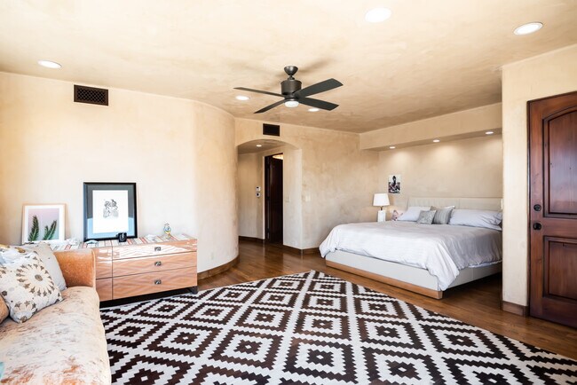 Building Photo - 221 30th St