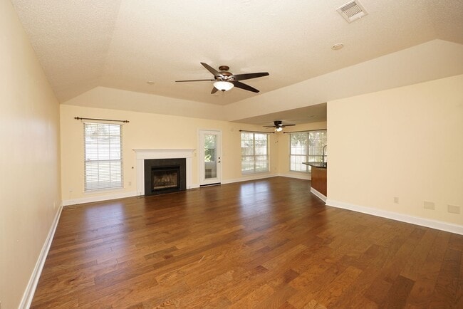 Building Photo - Shalimar Location