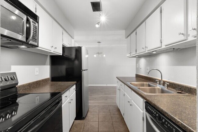 Building Photo - Recently updated 2 bedroom condo with upgr...