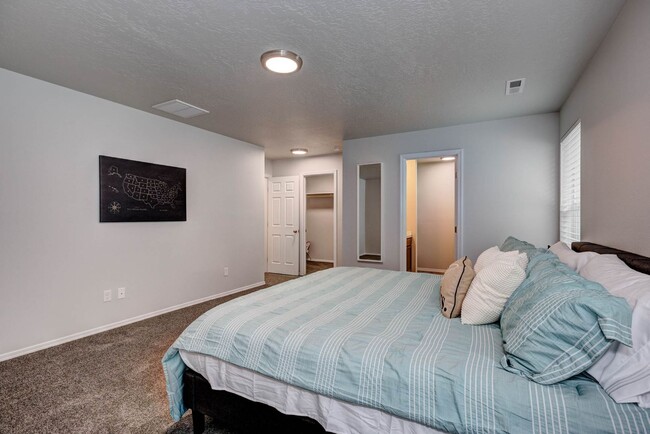 Building Photo - 4 bed 2 bath home for rent