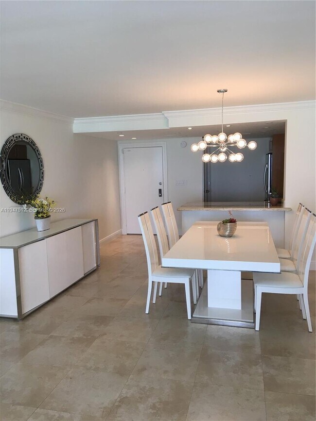 Building Photo - 2625 Collins Ave