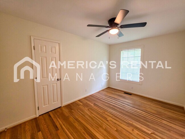 Building Photo - Newly Renovated and Ready for Move In!