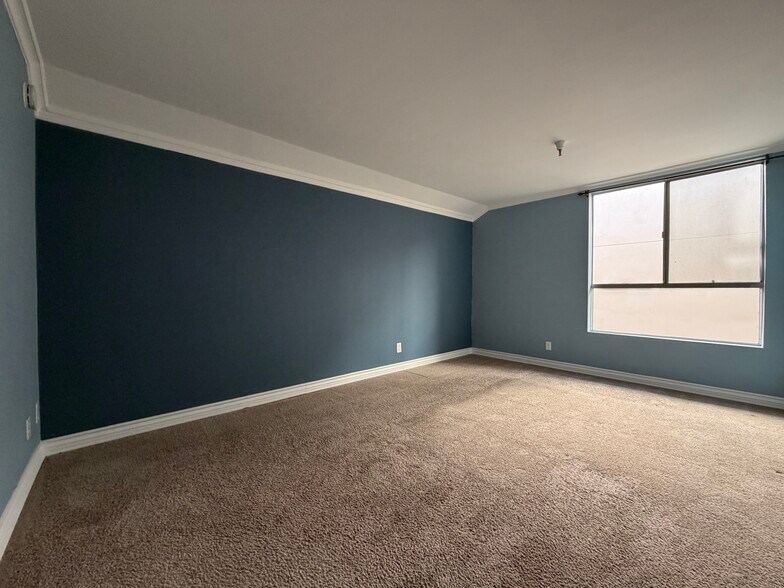 Building Photo - 5143 Bakman Ave