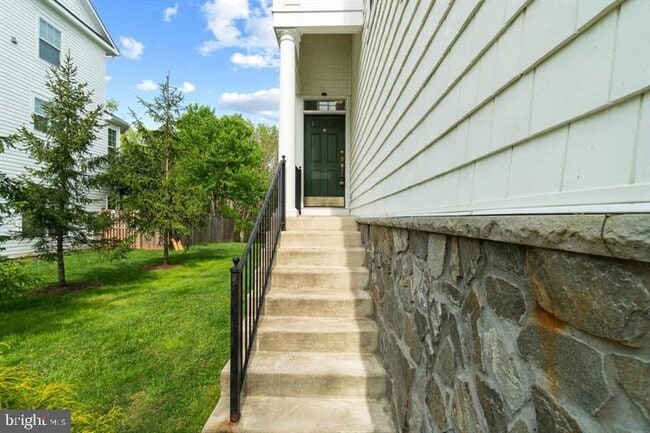 Building Photo - 14160 Catbird Dr