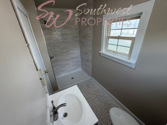 Building Photo - Charming Newly Remodeled 1 Bed / 1 Bath with Spa-Like Bathroom