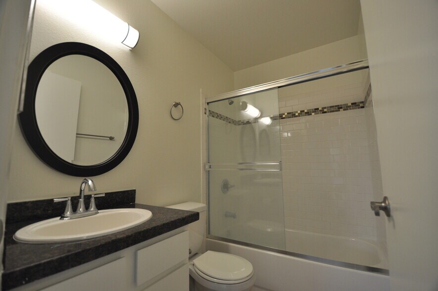 Building Photo - 2119 Elsinore St