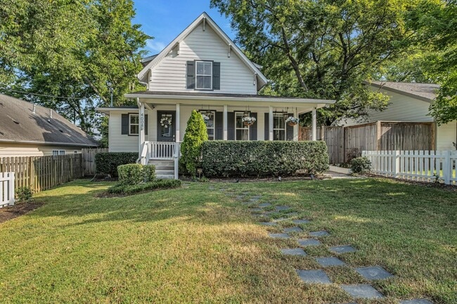 Building Photo - Great price for a huge house! CHARMING Syl...