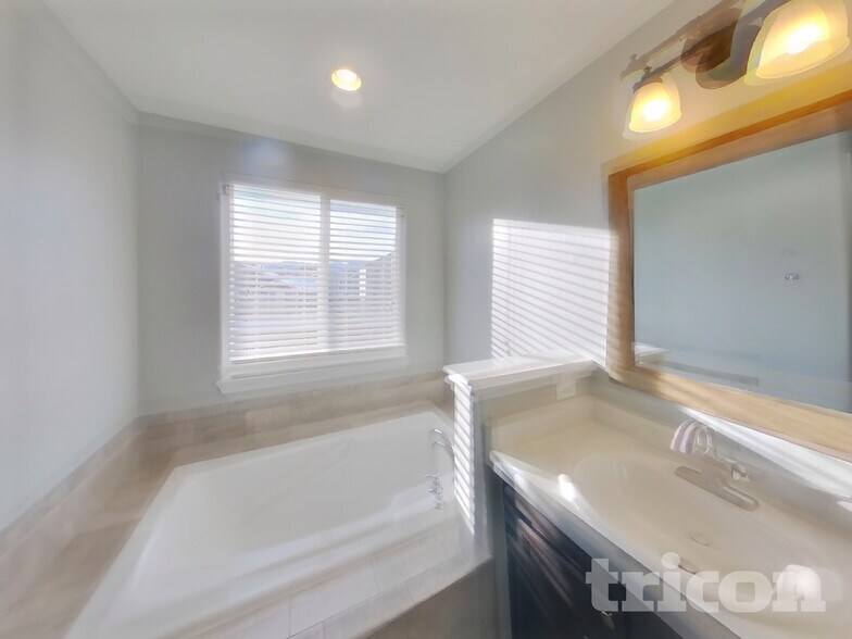 Building Photo - 10085 Thunderbolt Trail