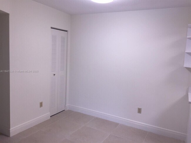 Building Photo - 10740 N Kendall Dr