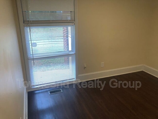 Building Photo - 3649 Dresden Dr E