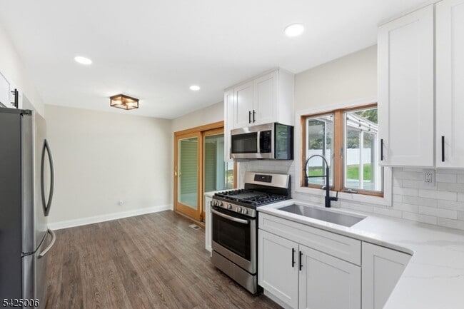 Building Photo - 3 Cypress Rd