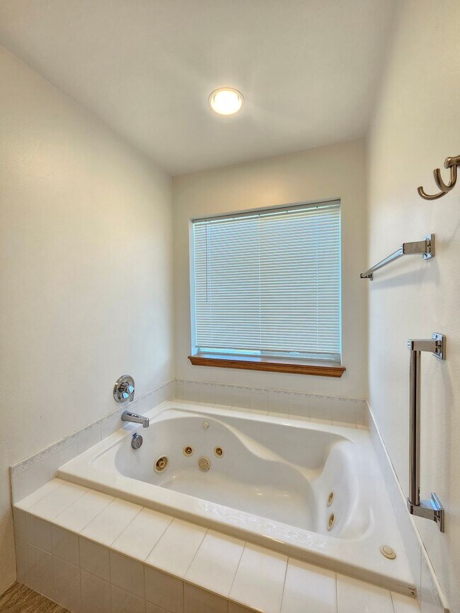 Building Photo - $1,995 - 2 Bed / 2 Bath Beautiful House in North Spokane with Oversized Garage