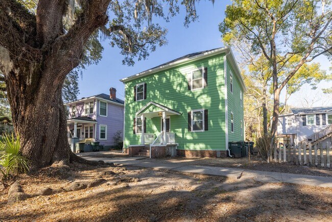 Building Photo - $300 OFF March Rent! Stylish Upstairs 1BR in Historic District