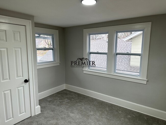 Building Photo - 1702 E 72nd St