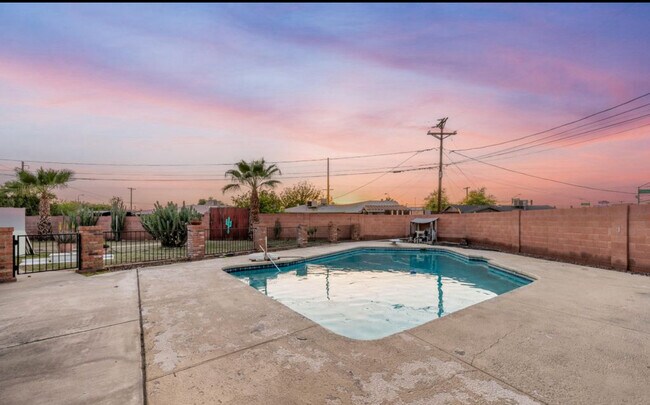 Building Photo - 5818 N 22nd Dr