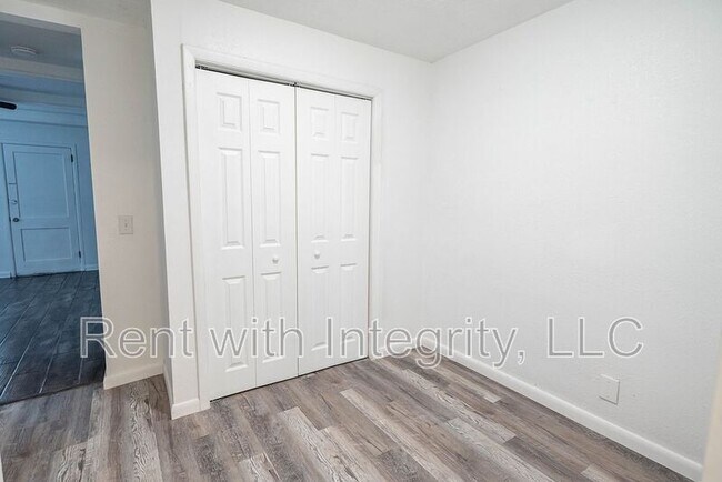 Building Photo - 1118 Louise Dr
