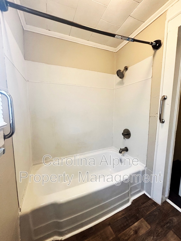 Building Photo - 1108 Toms St