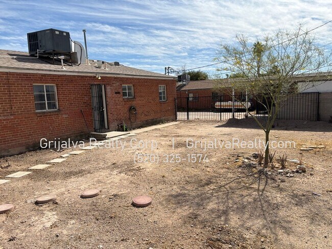 Building Photo - 4641 E 18th St