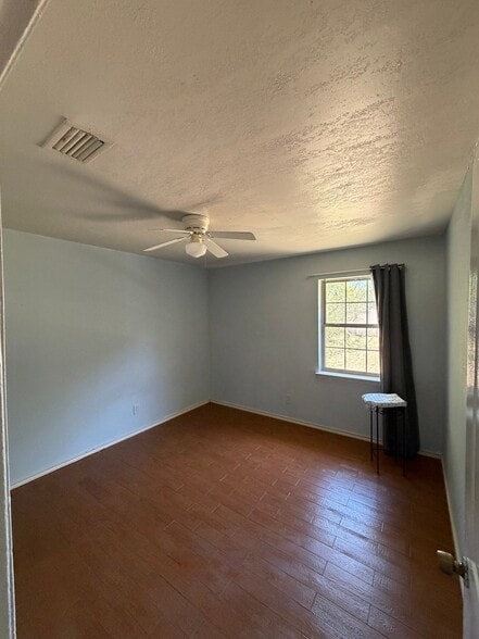 Building Photo - 526 Pebble Rd