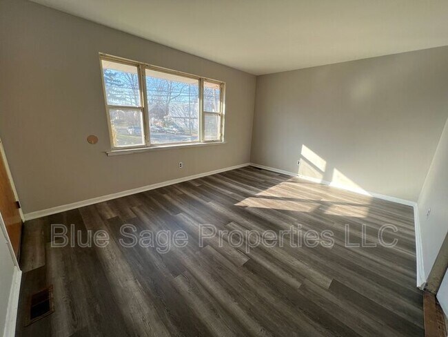 Building Photo - 727 Clifton Ave