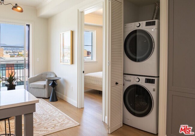 Building Photo - 5768 W 3rd St