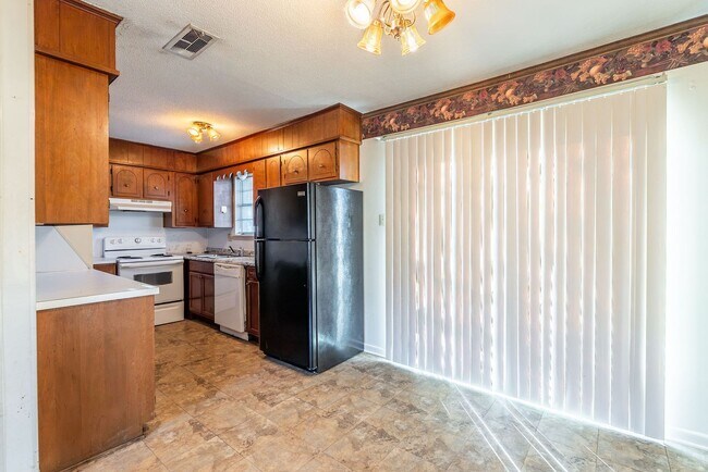 Building Photo - 6104 Meadowbrook Ln