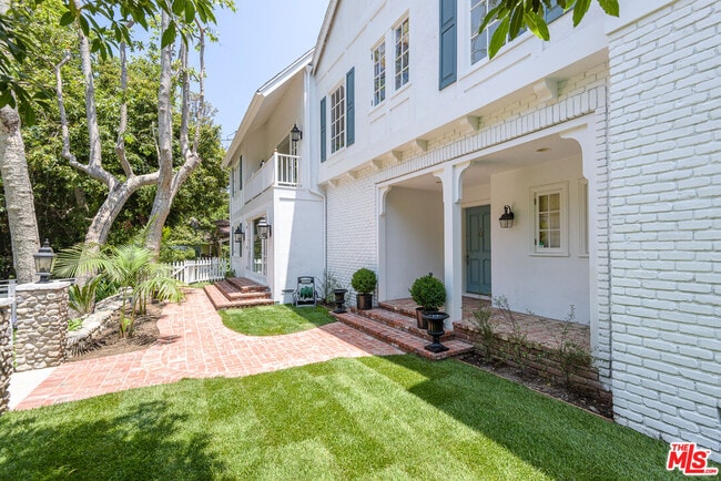 Building Photo - 2628 Mandeville Canyon Rd