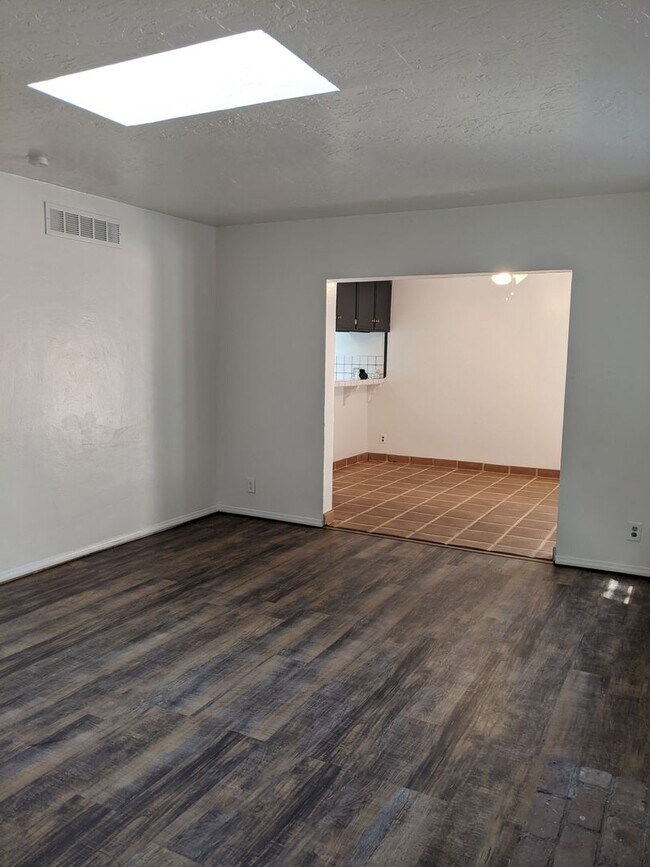 Building Photo - 4 BEDROOM 2 BATH ON CUL-DE-SAC AND LARGE YARD!