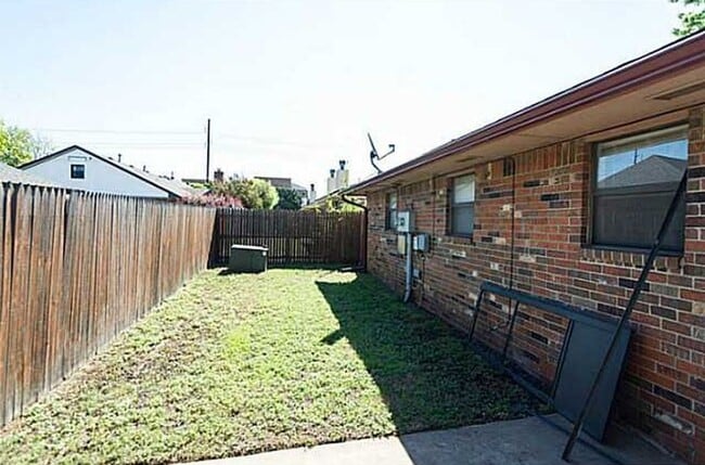 Building Photo - 3 Bed | 2 Bath | 2 Car Garage - Duplex - UNDER $1000 per month - Putnam City Schools