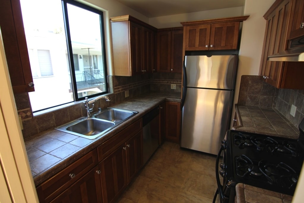 Building Photo - 600 N Sweetzer Ave