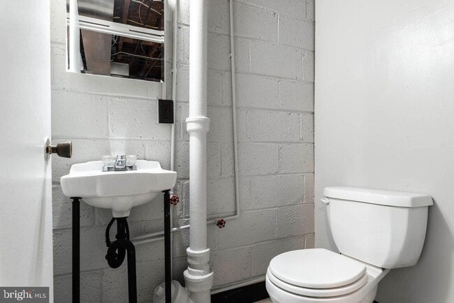 Building Photo - 355 W 12th Ave